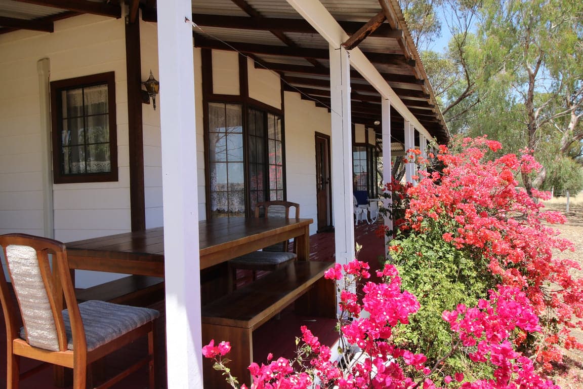 Farm Stay at Large cottage with stunning views over paddocks and hills., Buckland, WA