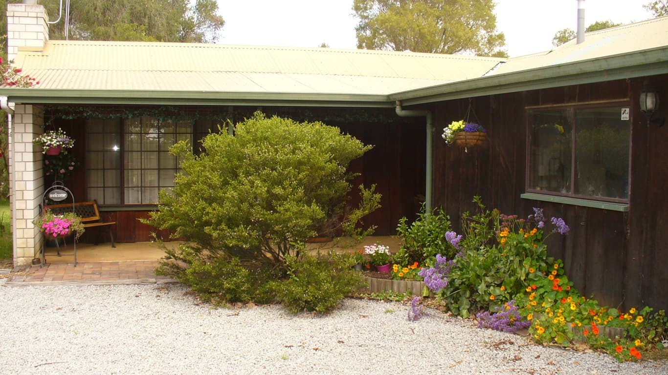 Farm Stay at SAFE FOR HORSES AND COSY ACCOMMODATION FOR THEIR RIDERS, Narrikup, WA