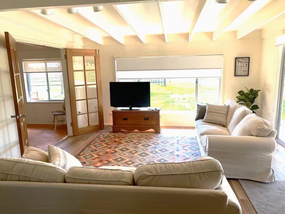 Farm Stay at Cosy Farm Cottage with room for your horses, Sutton Forest, NSW