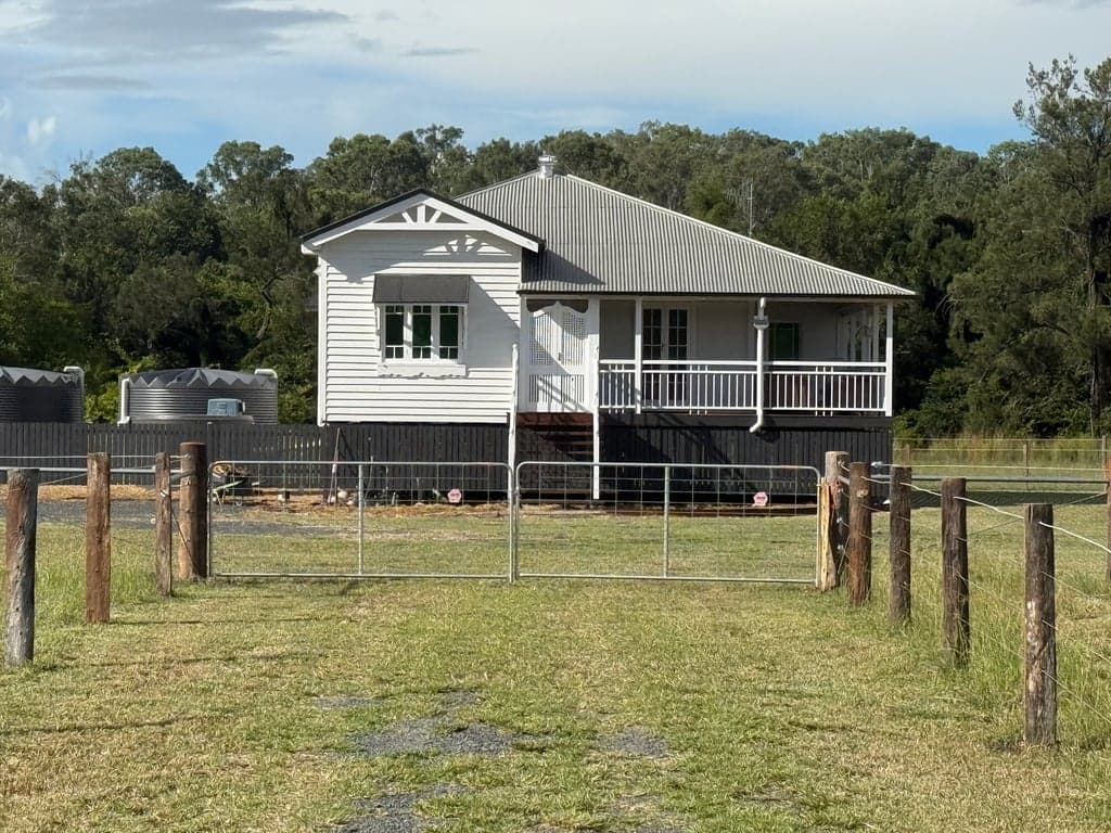 Farm Stay at 3 bedroom renovated Queenslander on 10 acres, Mount Alford, QLD