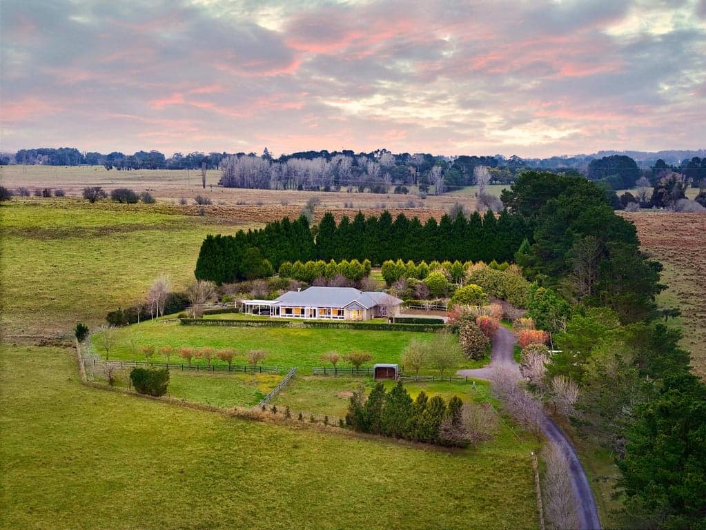 Farm Stay at Airbnb with sweeping views & horse paddocks, Sutton Forest, NSW