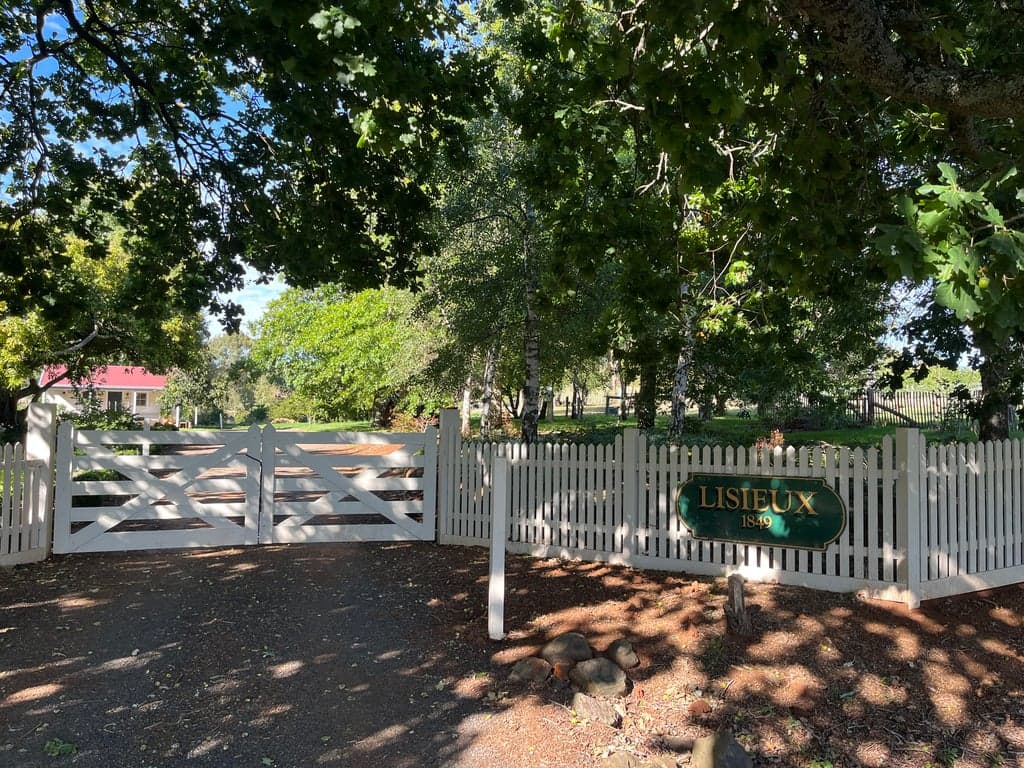 Farm Stay at Trentham garden cottage with lake views & secure paddock