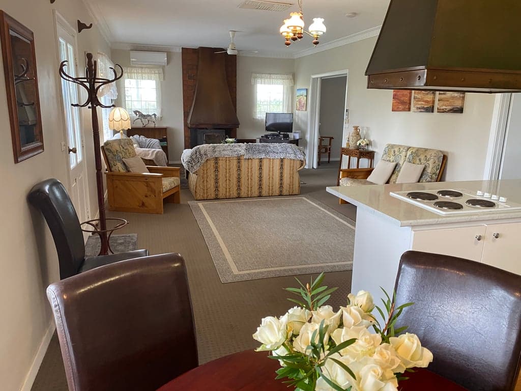 Farm Stay at Large cottage with stunning views over paddocks and hills., Buckland, WA (photo 3)