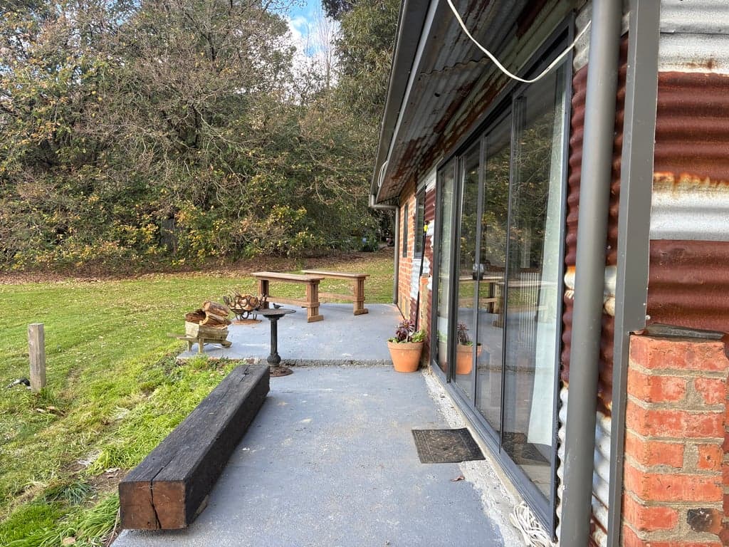 Farm stay with access to trail riding, Woodend, VIC