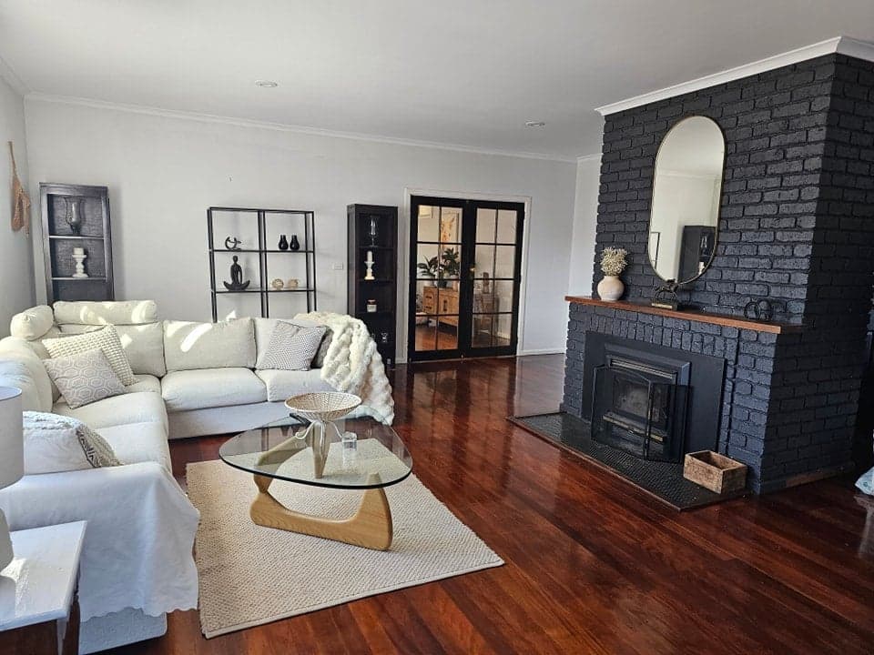 Farm Stay at Entire House, Large Pool Bar and 250 acre Horse Farm, Gundaroo, NSW