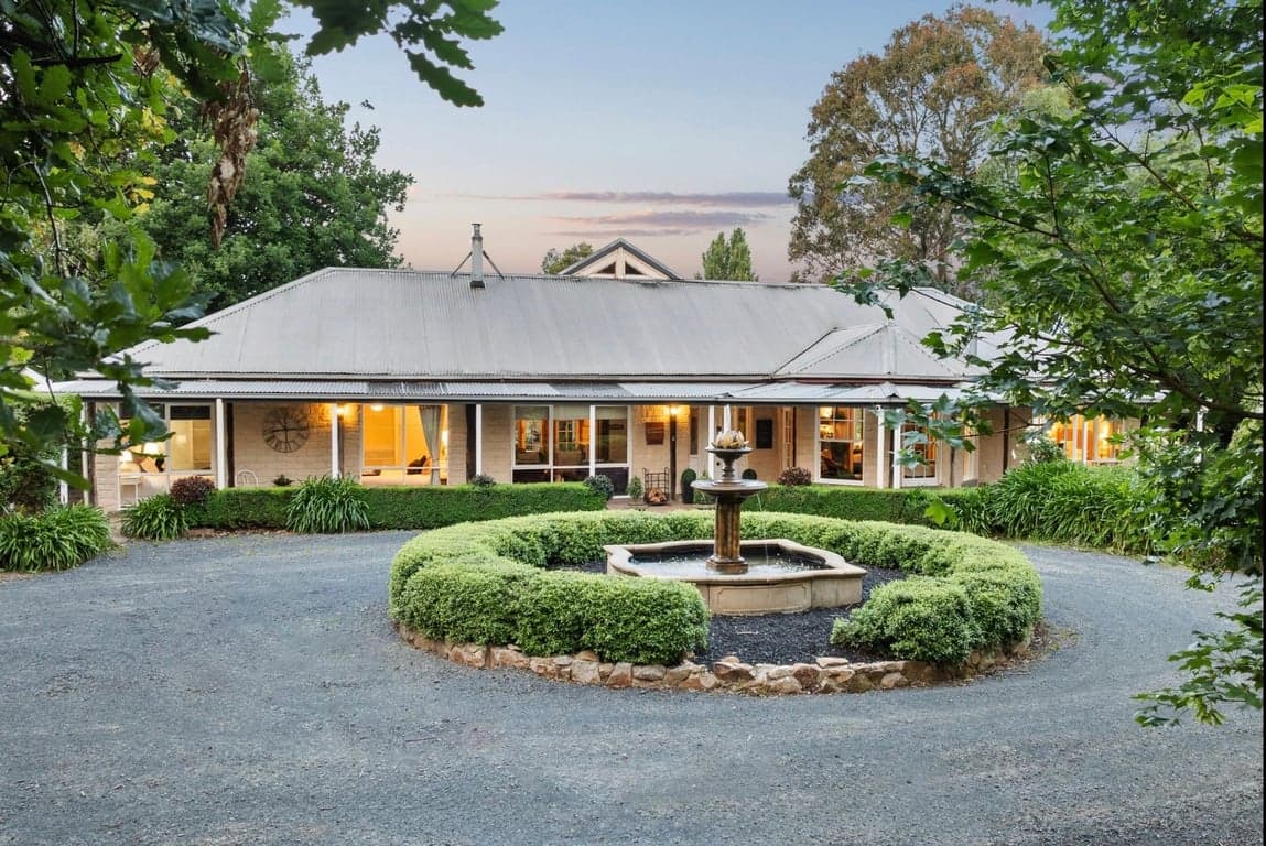 Farm Stay at Stunning location with Mountain views stateforest 5 min away, Neerim South, VIC