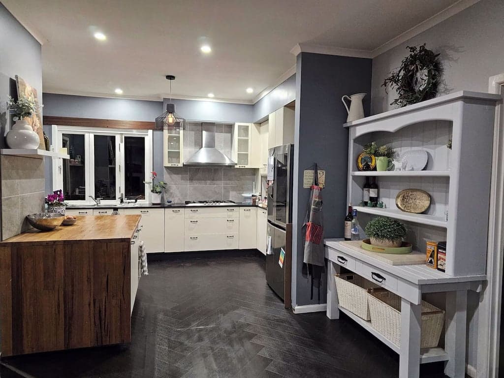 Farm Stay at Entire House, Large Pool Bar and 250 acre Horse Farm, Gundaroo, NSW (photo 5)